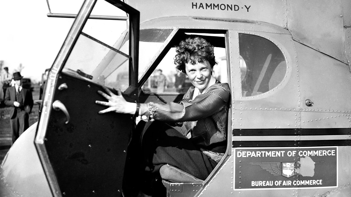 Průzkumníci doufají, že objevili ztracený letoun Amelie Earhartové. Pod mořem spatřili „obrys“